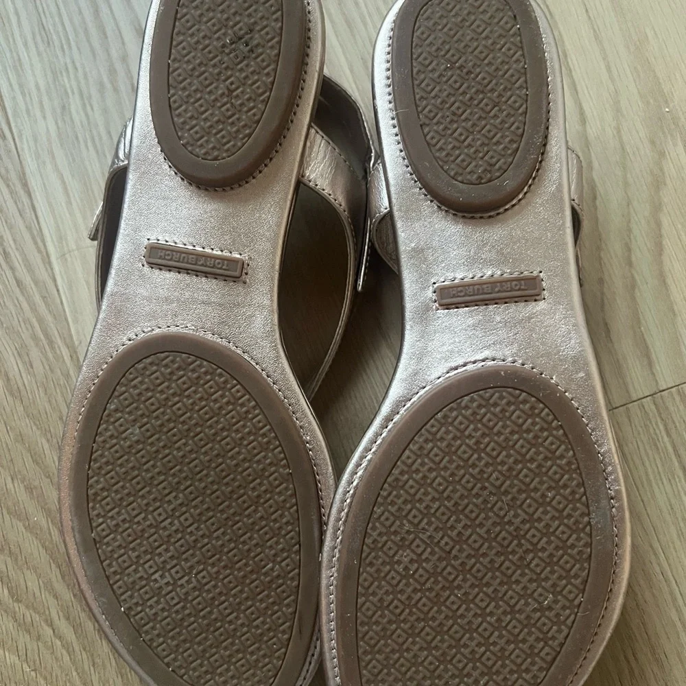 Tory Burch Minnie Travel Sandal Thong Rose Gold Metallic Leather 7.5 - Picture 3 of 5
